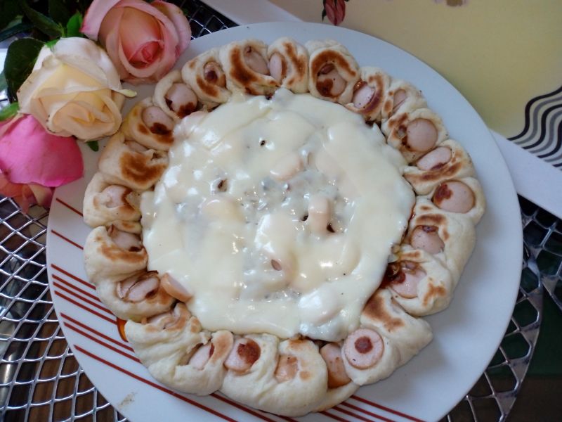 Pizza z patelni z parówkami Pizza z patelni z parówkami