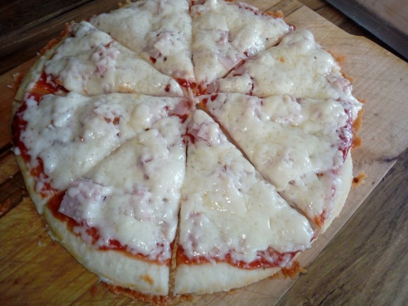 Pizza z patelni z szynką i serem