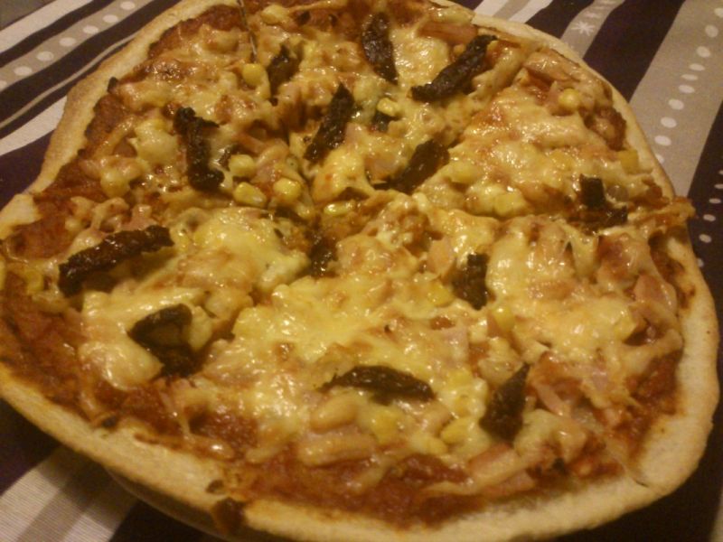 Pizza z patelni z szynką, kukurydzą i pomidorami