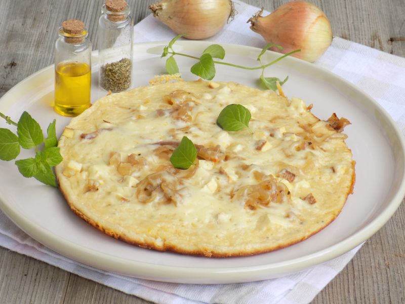 Pizza z patelni z tofu, cebulą i serem żółtym 