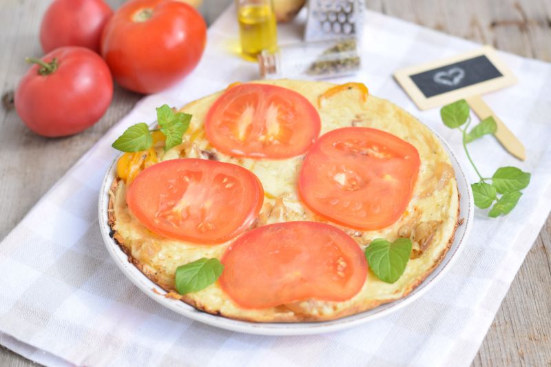 Pizza z patelni z warzywami i serem  Pizza z patelni z warzywami i serem