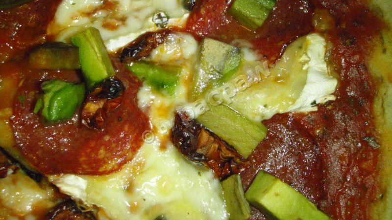 Pizza z pepperoni i awokado Pizza z pepperoni i awokado