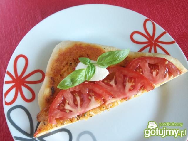 Pizza z pesto, mozzarellą i pomidorem Pizza z pesto, mozzarellą i pomidorem