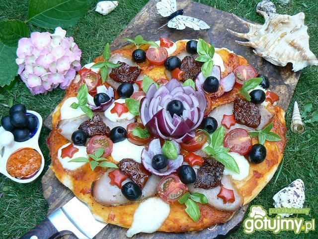 Pizza z pesto paprykowym pod gwiazdami  Pizza z pesto paprykowym pod gwiazdami