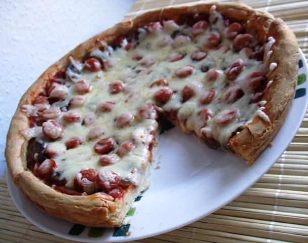 Pizza z piecarkami i parówkami cielecymi Pizza z piecarkami i parówkami cielecymi