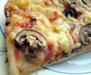 Pizza z pieczarkami 
