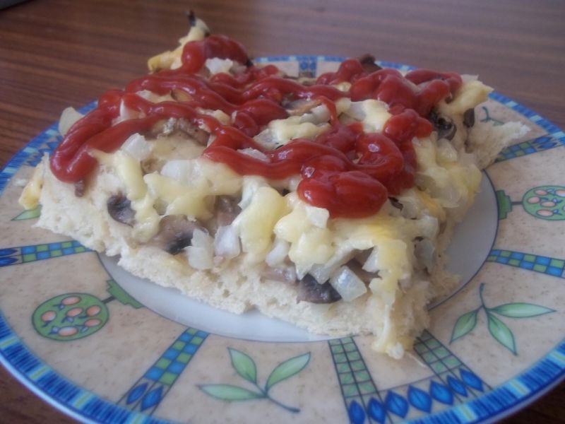 Pizza z pieczarkami Pizza z pieczarkami