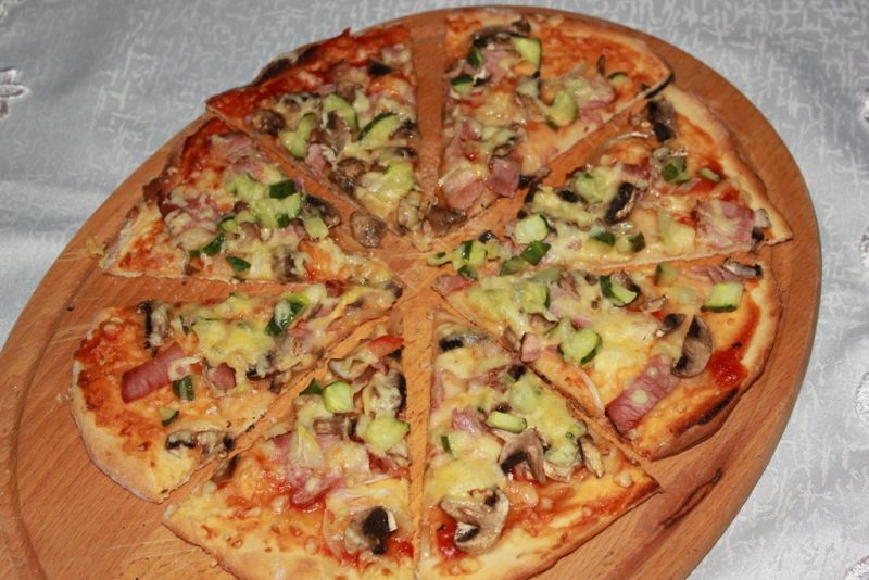 Przepis Na Pizze Z Pieczarkami I Tymiankiem Bez Oregano Przepis - Pizza z pieczarkami przepis - Gotujmy.pl