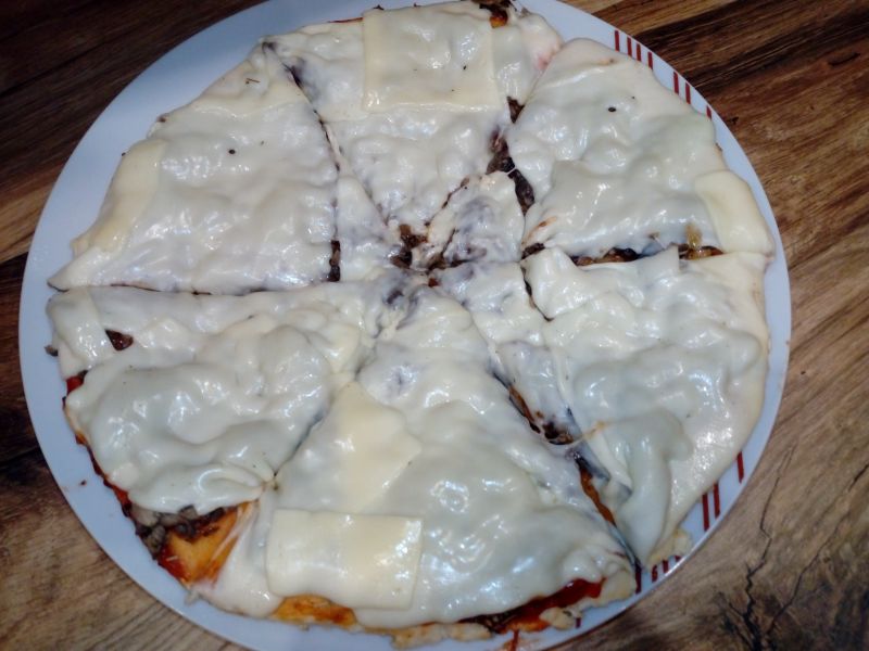 Pizza z pieczarkami
