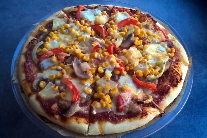 Pizza z pieczarkami, ananasem, kukurydzą i papryką