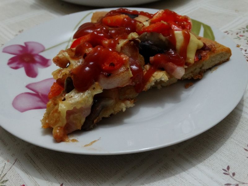 Pizza z pieczarkami, boczkiem i papryką