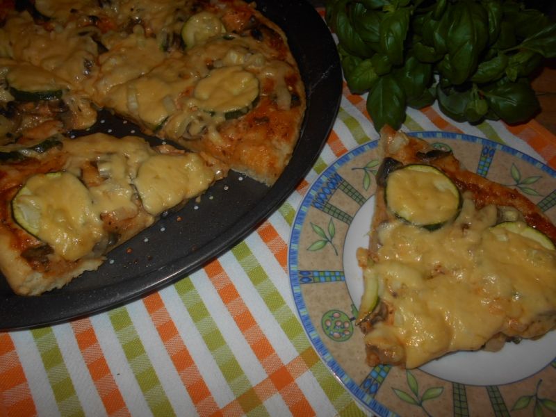 Pizza z pieczarkami i cukinią na cieście z kaszą Pizza z pieczarkami i cukinią na cieście z kaszą
