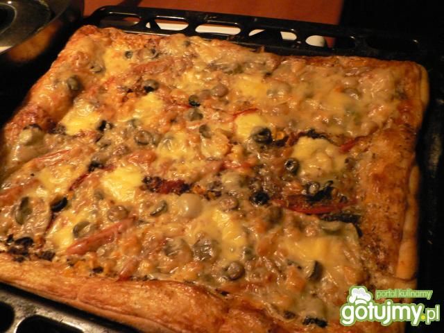 Pizza z pieczarkami i czarnymi oliwkami Pizza z pieczarkami i czarnymi oliwkami