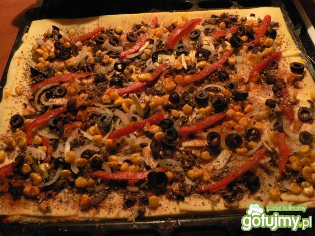 Pizza z pieczarkami i czarnymi oliwkami