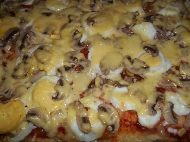 Pizza z pieczarkami i jajkiem Pizza z pieczarkami i jajkiem