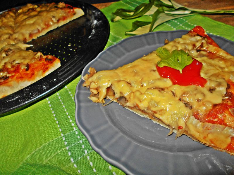 Pizza z pieczarkami i kalarepką