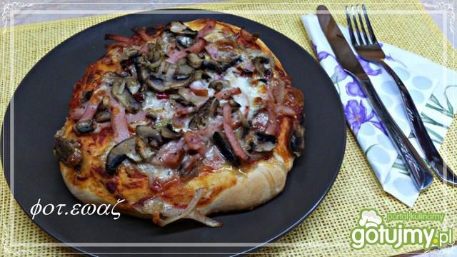 Pizza z pieczarkami i kiełbasą