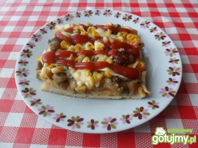 Pizza z pieczarkami i kukurydzą