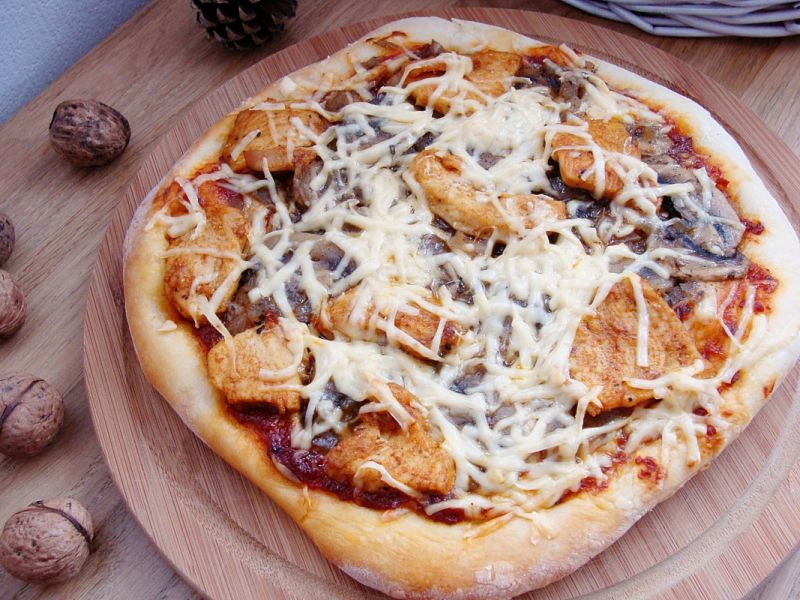 Pizza z pieczarkami i kurczakiem