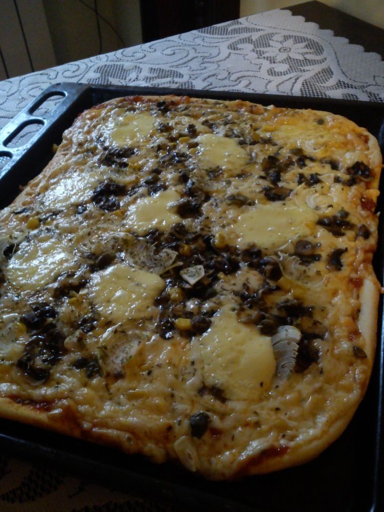 Pizza z pieczarkami i majonezem  Pizza z pieczarkami i majonezem