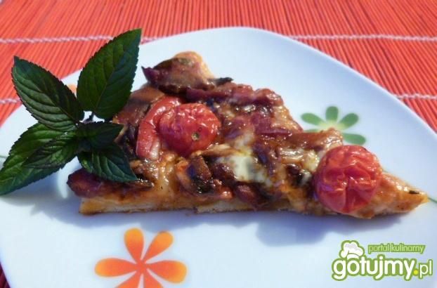Pizza z pieczarkami i mozzarellą Pizza z pieczarkami i mozzarellą