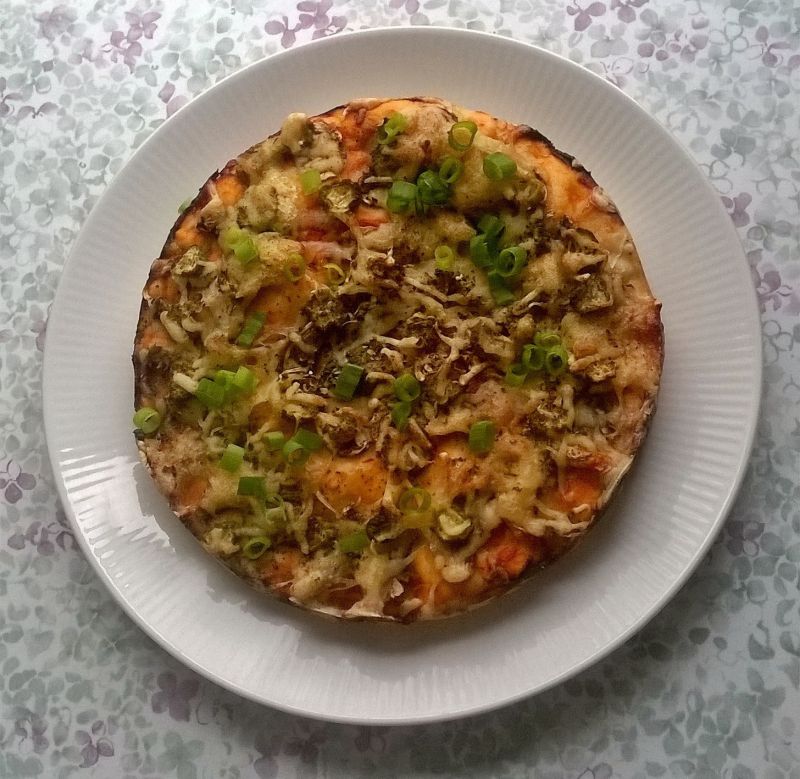 Pizza z pieczarkami i ogórkami konserwowymi Pizza z pieczarkami i ogórkami konserwowymi