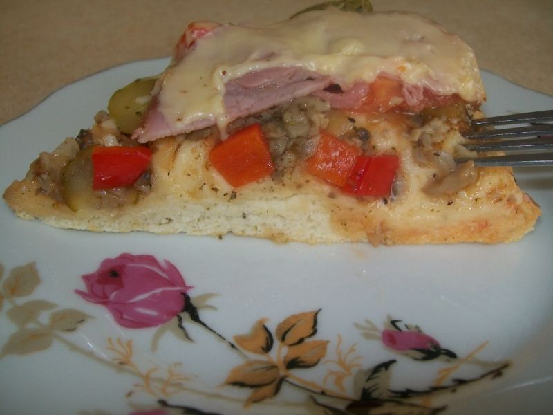 Pizza z pieczarkami i ogórkiem kiszonym