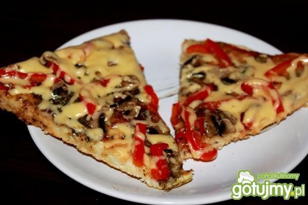 Pizza z pieczarkami i papryką Pizza z pieczarkami i papryką
