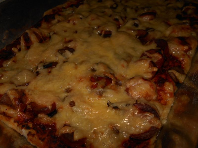 Pizza z pieczarkami i parówkami Pizza z pieczarkami i parówkami