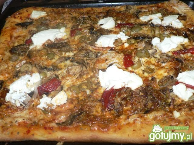 Pizza z pieczarkami i riccottą 