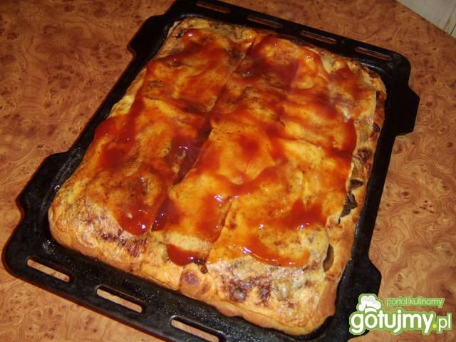 Pizza z pieczarkami i salami. Pizza z pieczarkami i salami.