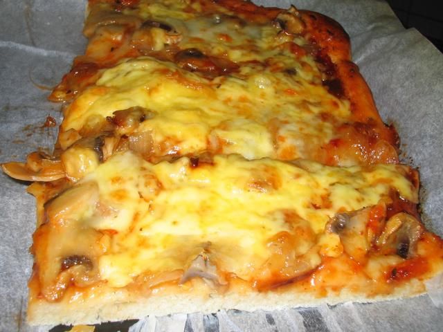 Pizza z pieczarkami i serem Pizza z pieczarkami i serem
