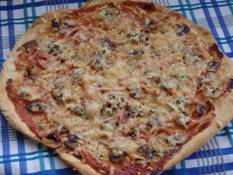 Pizza z pieczarkami i serem pleśniowym Pizza z pieczarkami i serem pleśniowym