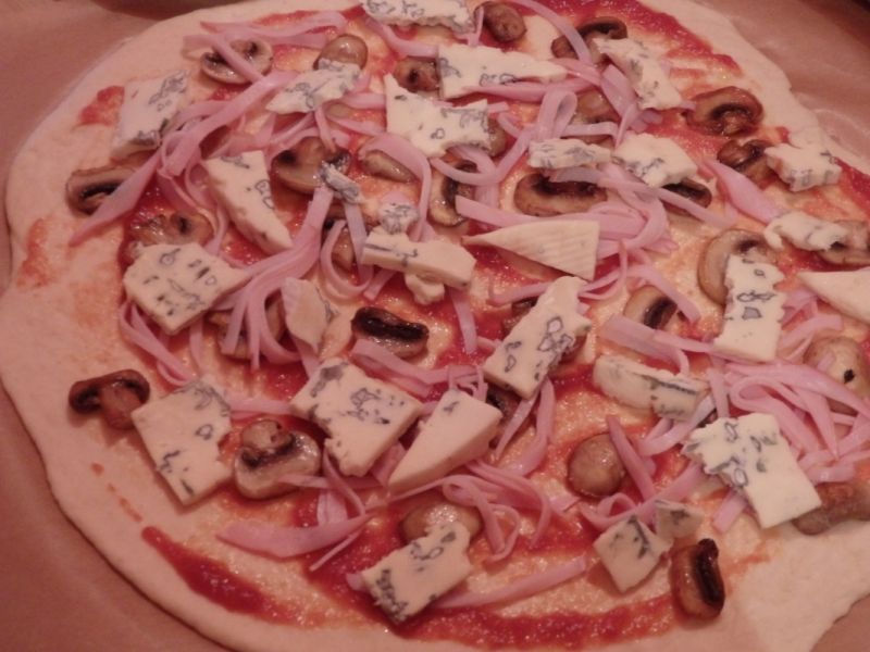 Pizza z pieczarkami i serem pleśniowym