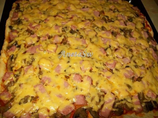 Pizza z pieczarkami i szynką
