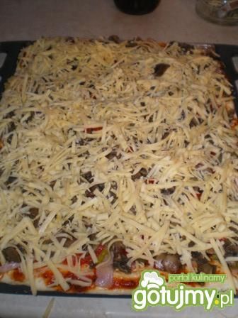 Pizza z pieczarkami i szynką