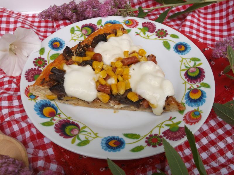 Pizza z pieczarkami, kabanosem i mozzarellą