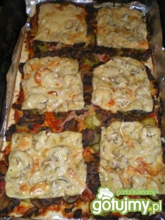 Pizza z pieczarkami, mięsem i warzywami Pizza z pieczarkami, mięsem i warzywami