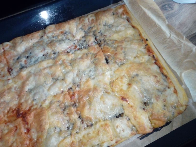 Pizza z pieczarkami na cieście francuskim Pizza z pieczarkami na cieście francuskim