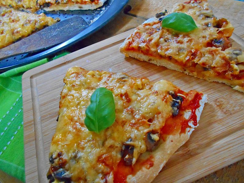 Pizza z pieczarkami na cydrowym cieście