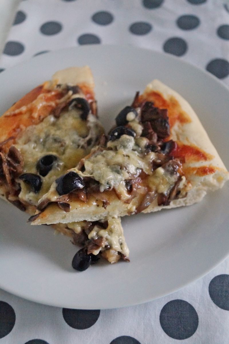 Pizza z pieczarkami, oliwkami i gorgonzolą Pizza z pieczarkami, oliwkami i gorgonzolą