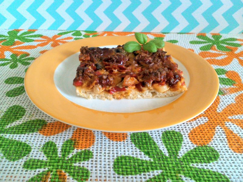 Pizza z pieczarkami, salami, papryką, żółtym serem