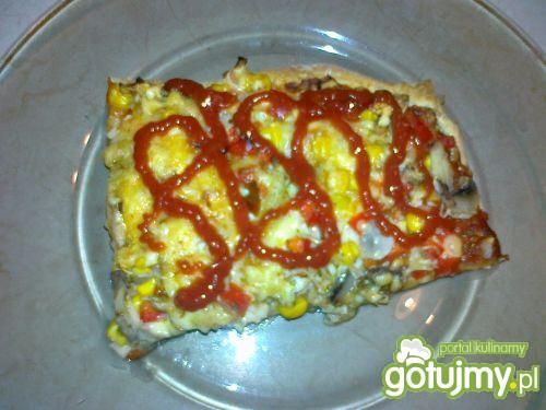 Pizza z pieczarkami, szynką i kukurydzą Pizza z pieczarkami, szynką i kukurydzą