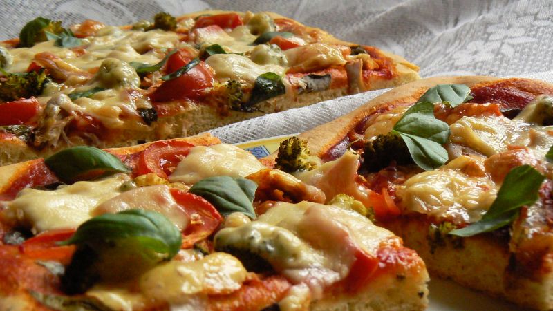 Pizza z pieczonym kurczakiem Pizza z pieczonym kurczakiem