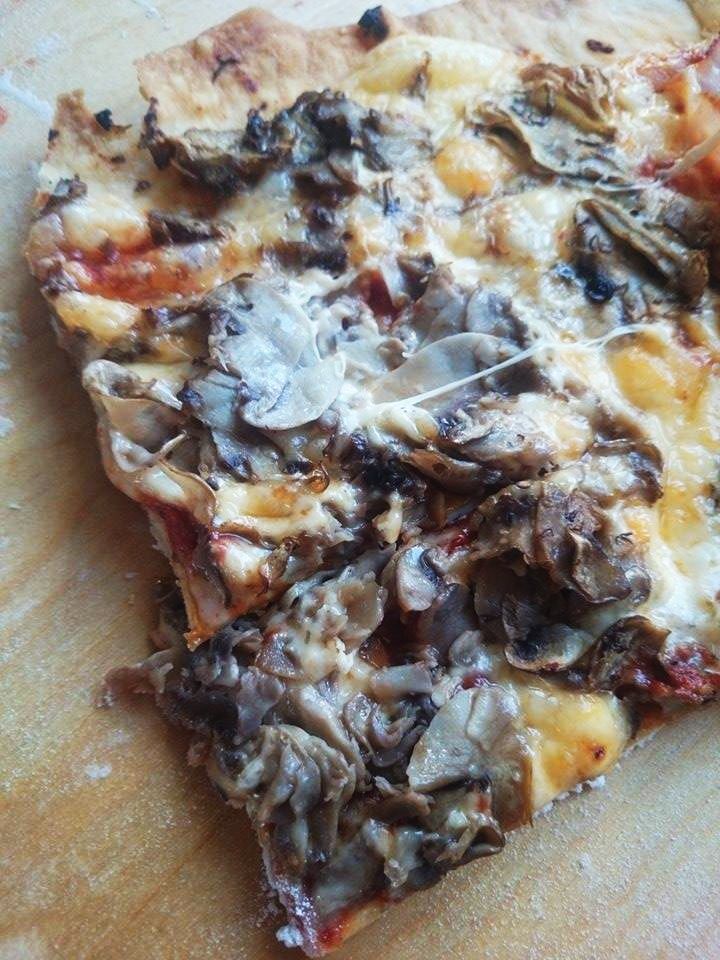 pizza z pierczarkami i serem