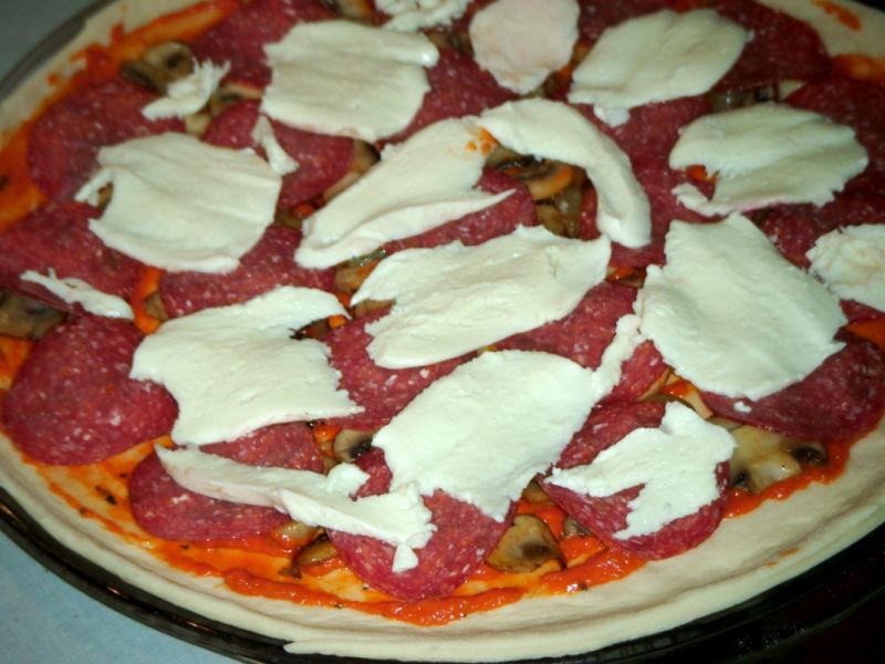 Pizza z pikantnym salami