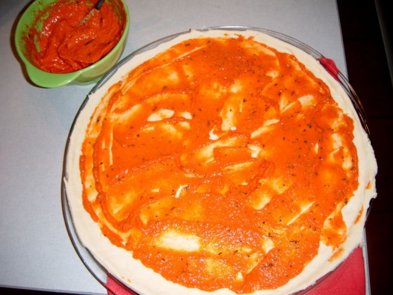 Pizza z pikantnym salami