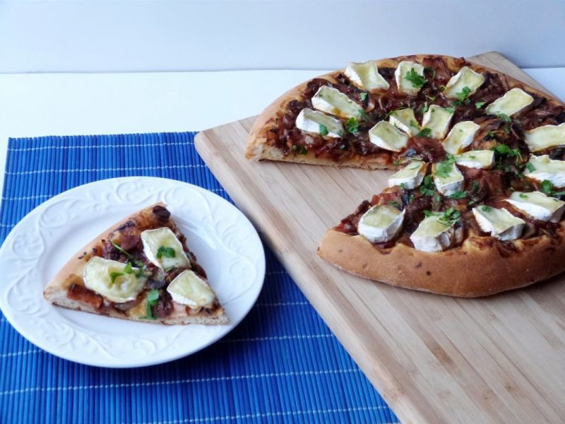 Pizza z pomidorami, czosnkiem i czarnuszką Pizza z pomidorami, czosnkiem i czarnuszką