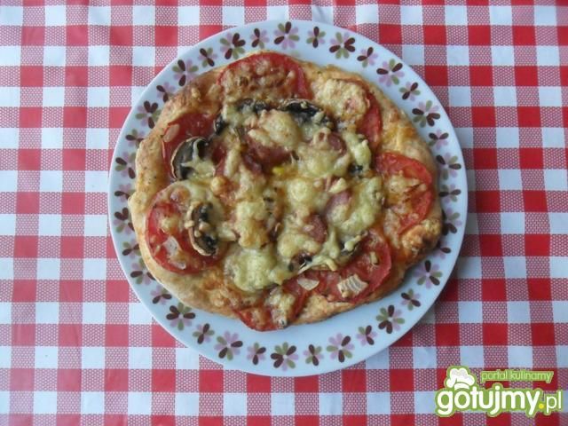 Pizza z pomidorami i kiełbasą Pizza z pomidorami i kiełbasą