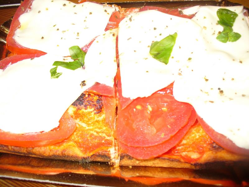 Pizza z pomidorami i plasterkami mozzarelli Pizza z pomidorami i plasterkami mozzarelli